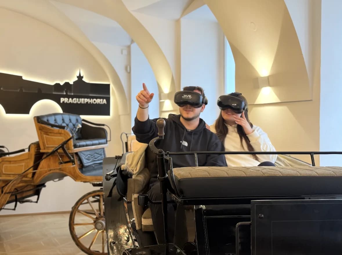 Dvojice s brýlemi v historickém kočáře Praguephoria